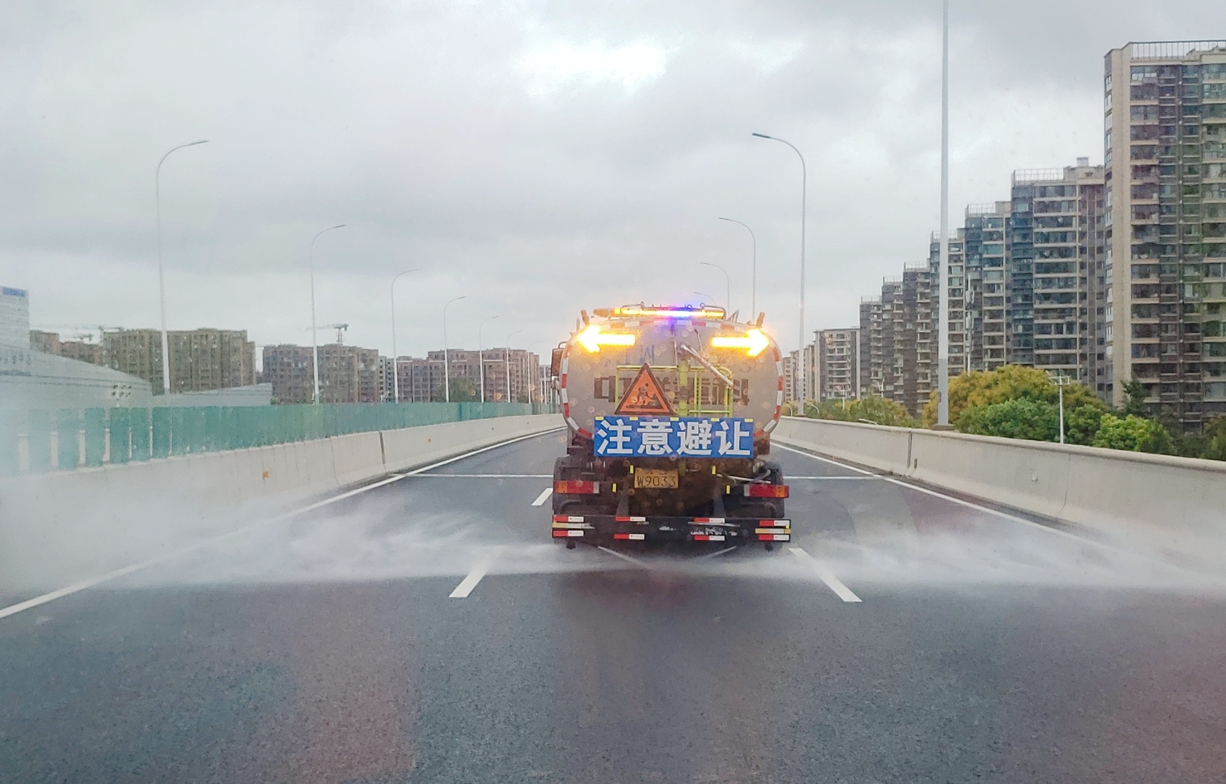 路面冲洗.jpg 路面冲洗.jpg